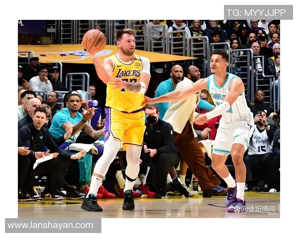 2011年黄蜂与湖人激战回顾：经典对决中的精彩瞬间与战术较量